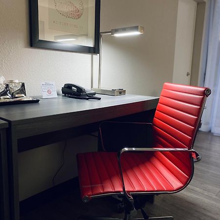 فندق Ramada By Wyndham Hartford North - Bradley Airport ويندسور لوكس المظهر الخارجي الصورة