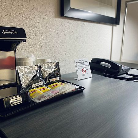 فندق Ramada By Wyndham Hartford North - Bradley Airport ويندسور لوكس المظهر الخارجي الصورة