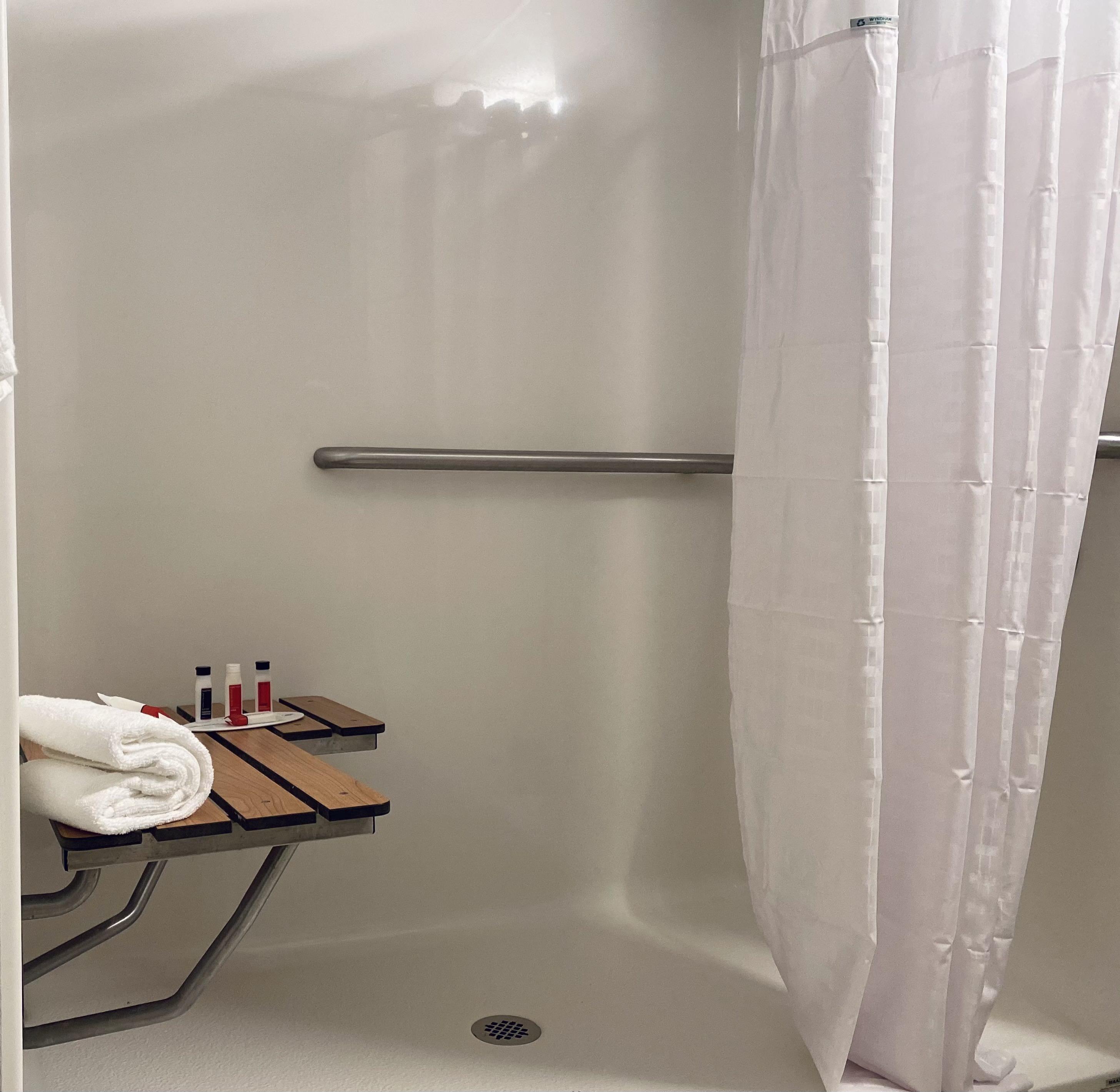 فندق Ramada By Wyndham Hartford North - Bradley Airport ويندسور لوكس المظهر الخارجي الصورة