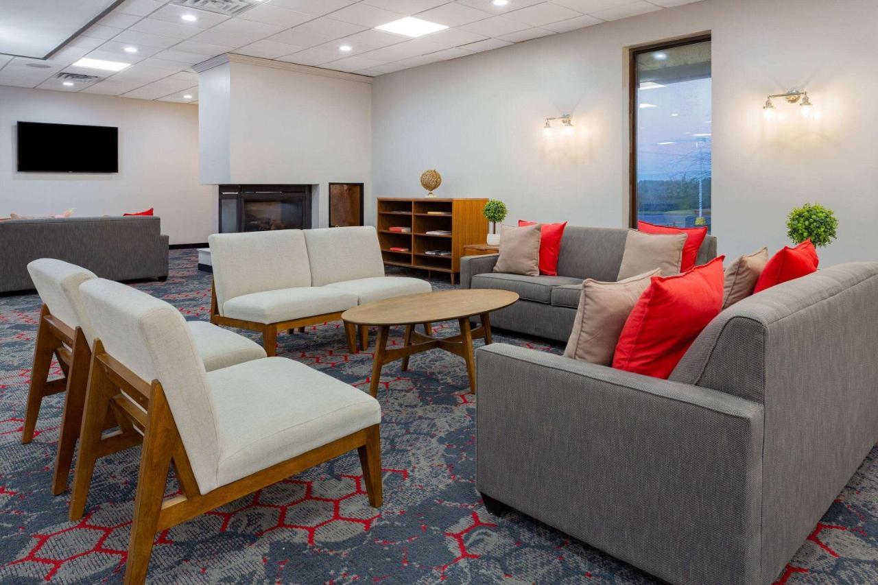 فندق Ramada By Wyndham Hartford North - Bradley Airport ويندسور لوكس المظهر الخارجي الصورة
