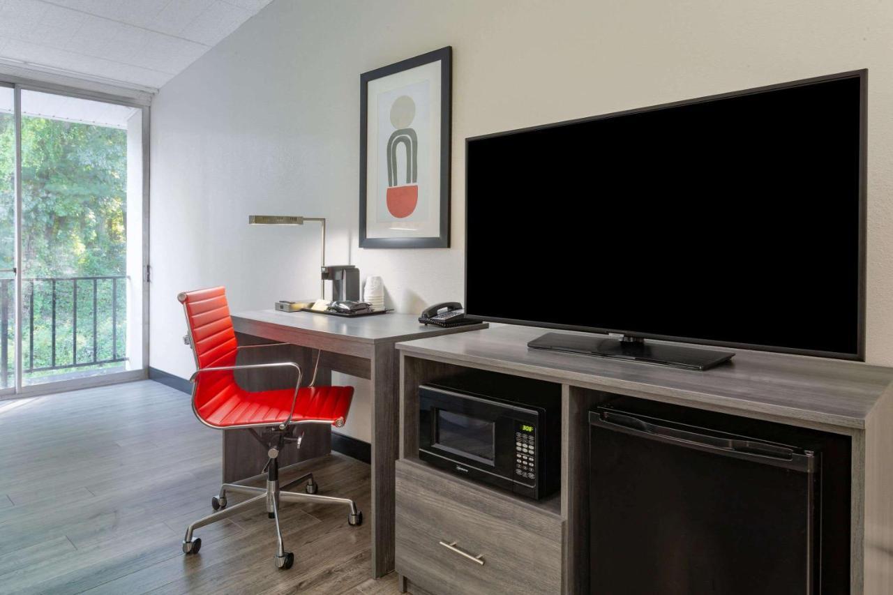 فندق Ramada By Wyndham Hartford North - Bradley Airport ويندسور لوكس المظهر الخارجي الصورة