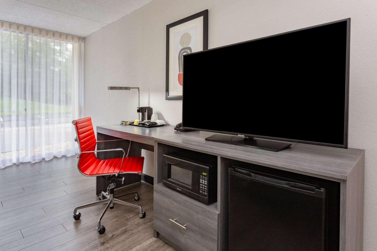 فندق Ramada By Wyndham Hartford North - Bradley Airport ويندسور لوكس المظهر الخارجي الصورة