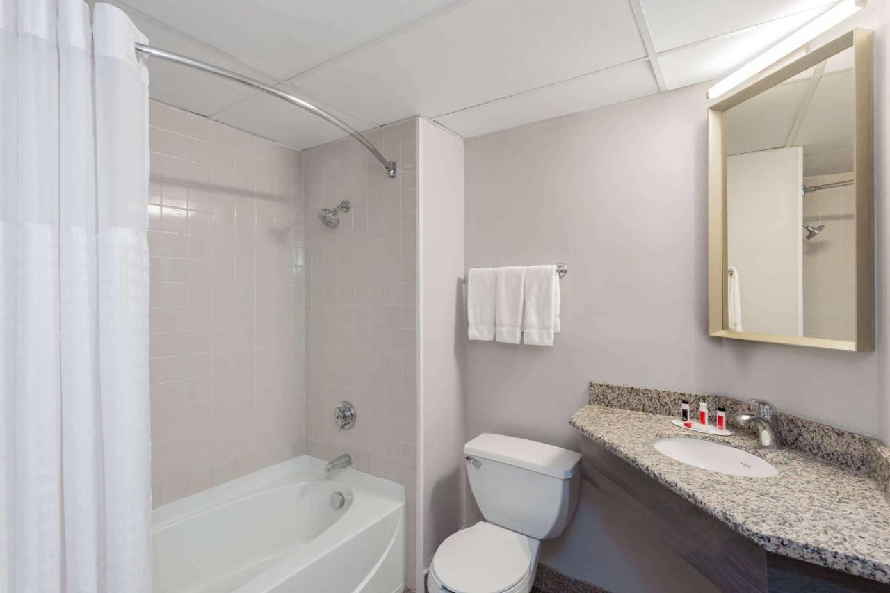 فندق Ramada By Wyndham Hartford North - Bradley Airport ويندسور لوكس المظهر الخارجي الصورة