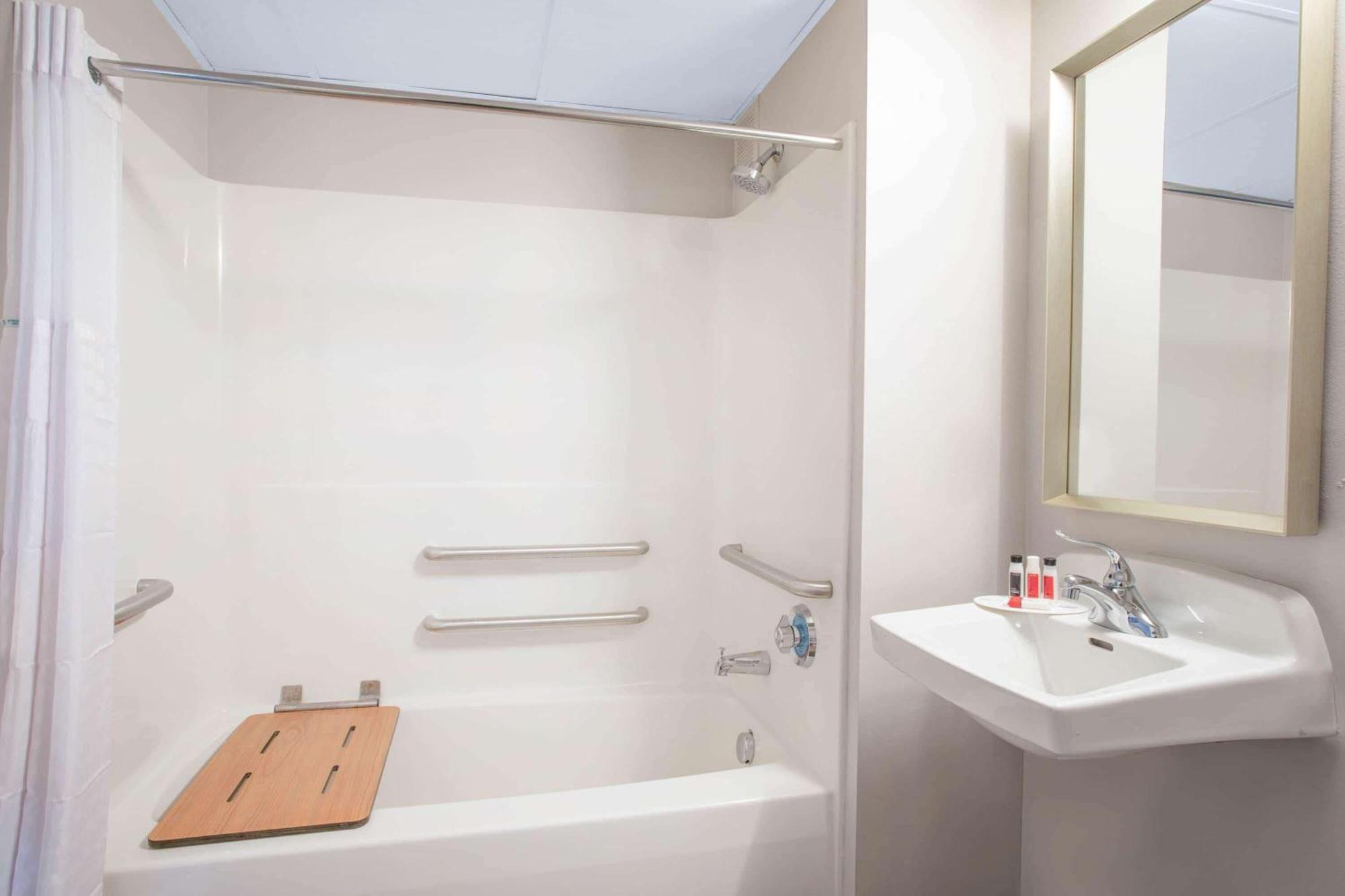 فندق Ramada By Wyndham Hartford North - Bradley Airport ويندسور لوكس الغرفة الصورة